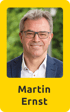 Porträt von Martin Ernst, ein Mann mit Brille und grauem Haar, lächelnd.