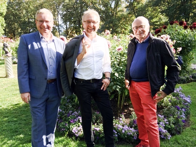 Dahlienfans: Gartenamtschef Markus Brunsing, Erster Bürgermeister Alexander Uhlig, FBB-Gemeinderat Heinrich Liesen (v.l)