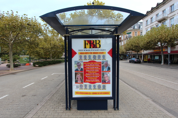 Plakate in Buswartehäuschen